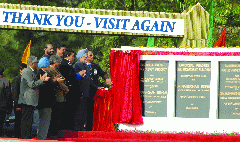 Dr. Manmohan Singh inaugurating the foundation stone of six major projects of Arunachal Pradesh at the rally
